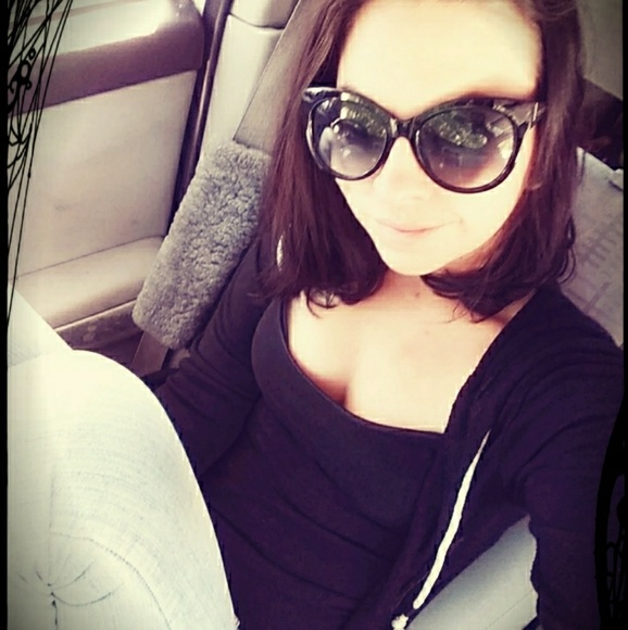 Meet your Posher, Jenn - Picture 2 of 2